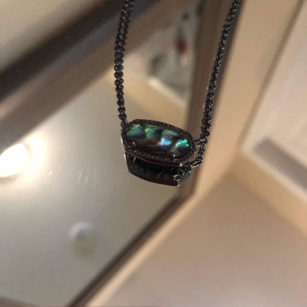 Excellent condition Kendra Scott necklace